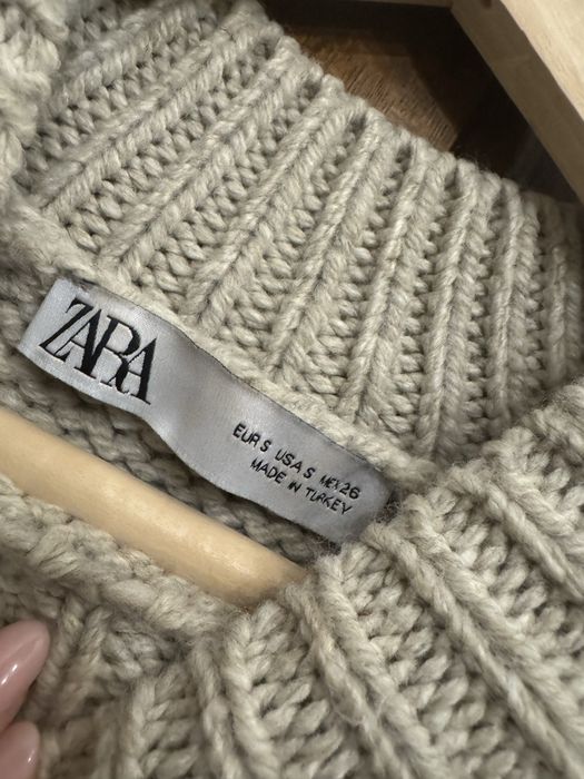 Пуловер със вълна на Zara