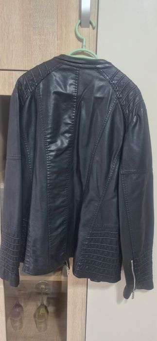 Черно дамско яке от изкуствена кожа