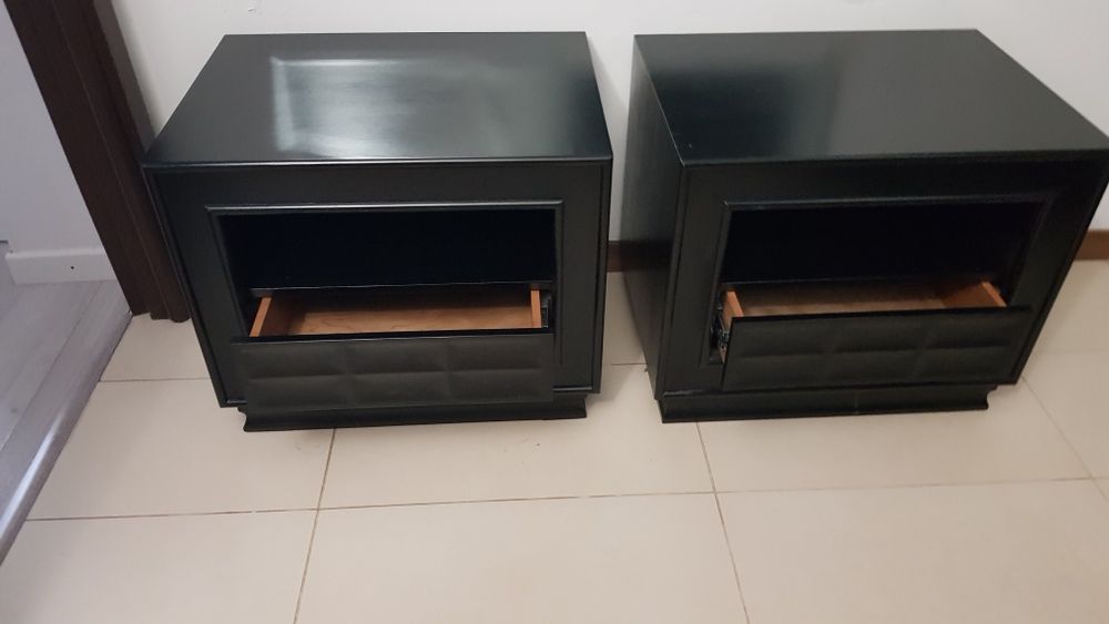 Se vand doua comode de culoare maro cu sertare.