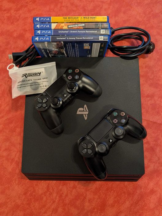 PS4 Pro + 2 controllere + 4 jocuri + thumbsticks metal