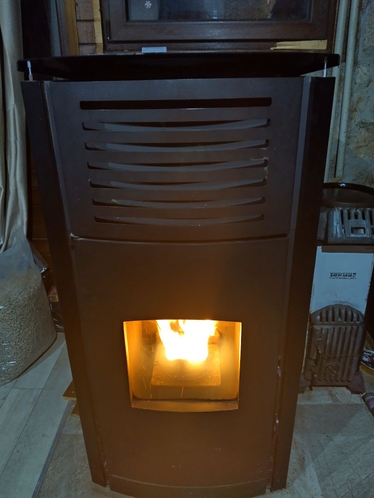 Продавам ПЕЛЕТНА КАМИНА 30 kw ONYX Hydro MARELI , 2999лв ,