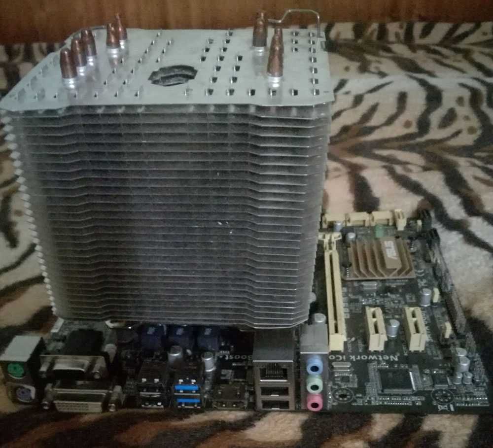 Продавам Дъно ASUS B85M-G с Процесор Intel Core i5-4570 и Охлаждане !