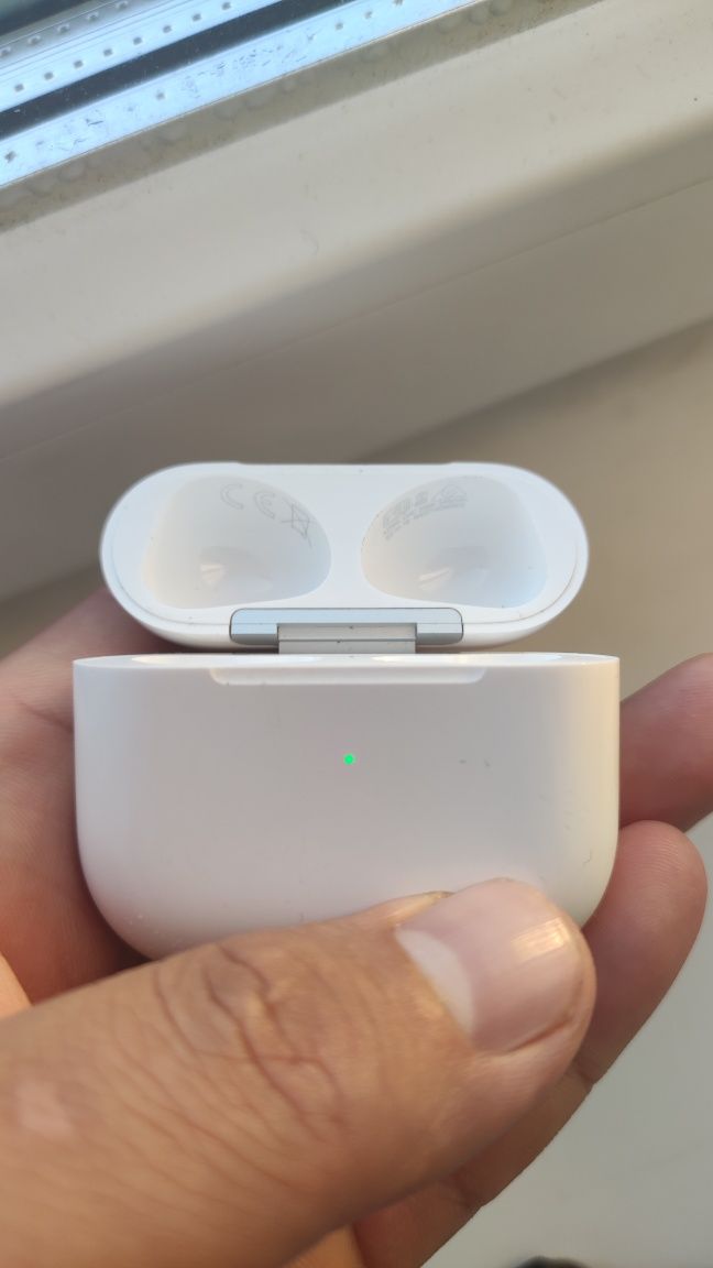 Продам оригинал кейс от airpods 3