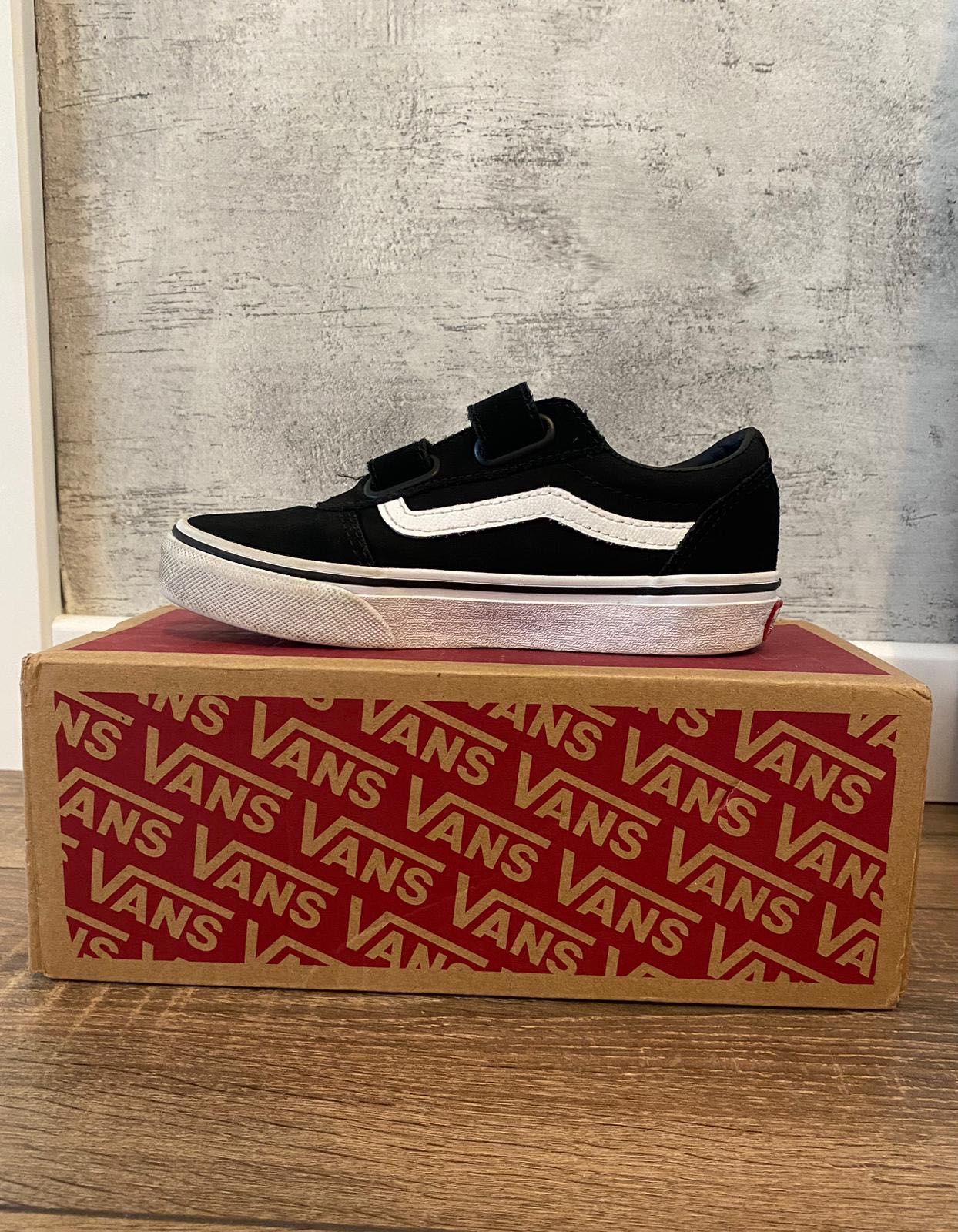 1 pereche Converse fete (măsura 33)   Ron,1 vans ( măsura 31)