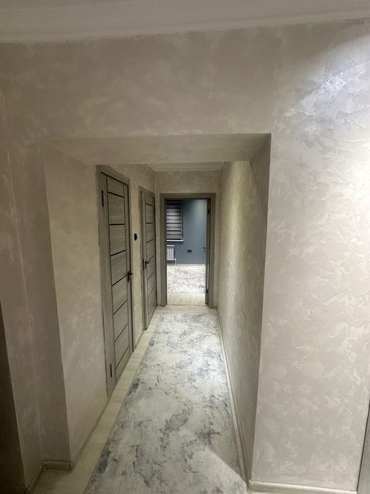 Продается трехкомнатная квартира с новым ремонтом,кирпичный дом