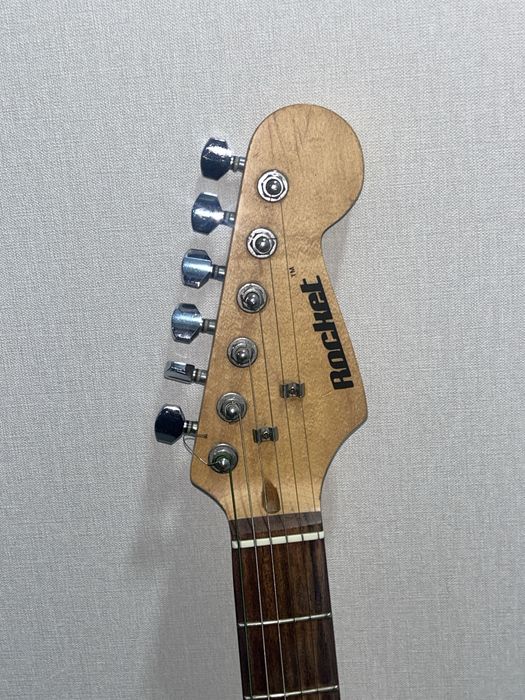 продаю электрогитару Rocket Stratocaster в синем цвете.