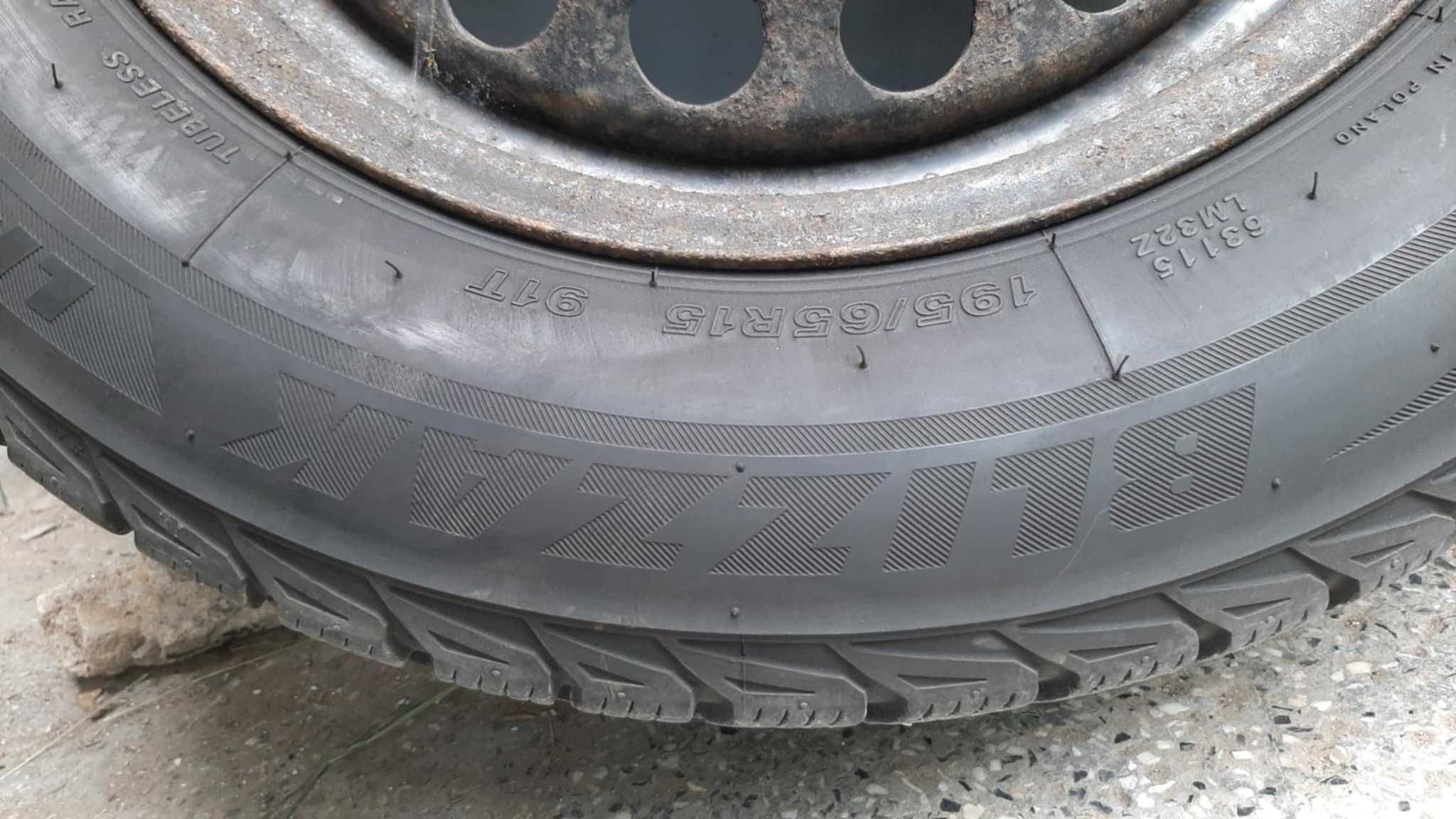 4 броя зимни гуми Бриджстоун с метални джанти с размер 195/65/R15 91Т.