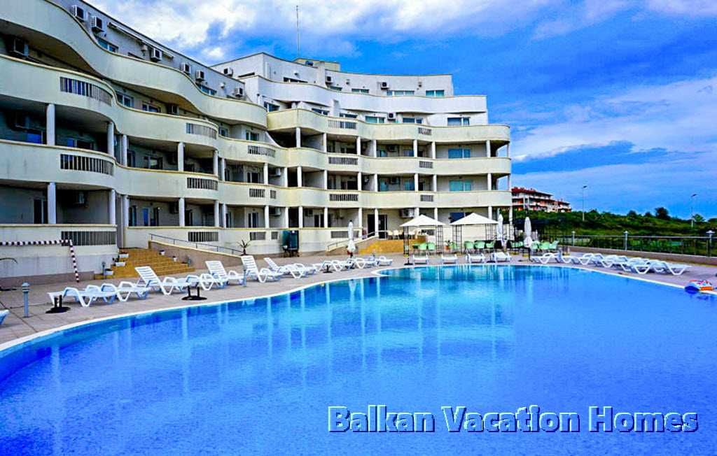 Продава се Тристаен апартамент в Бяла - 102 кв.м за 589 €/кв.м - Снимка #1
