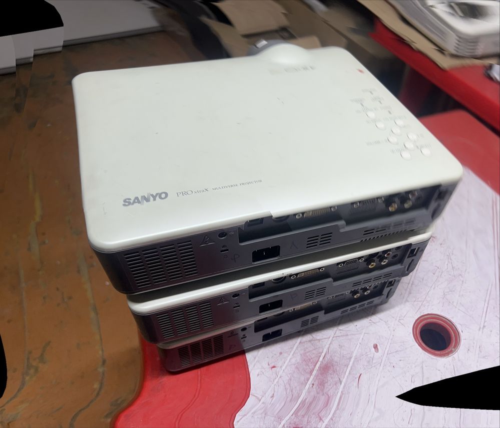 Проектор  Sanyo есть 3-шт