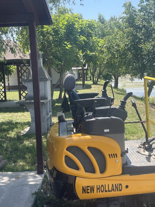 Inchiriez  miniexcavator cu brat lung si picon !