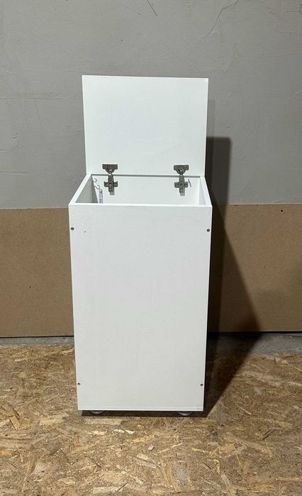 Comoda alba cu Lada; Lada de depozitare