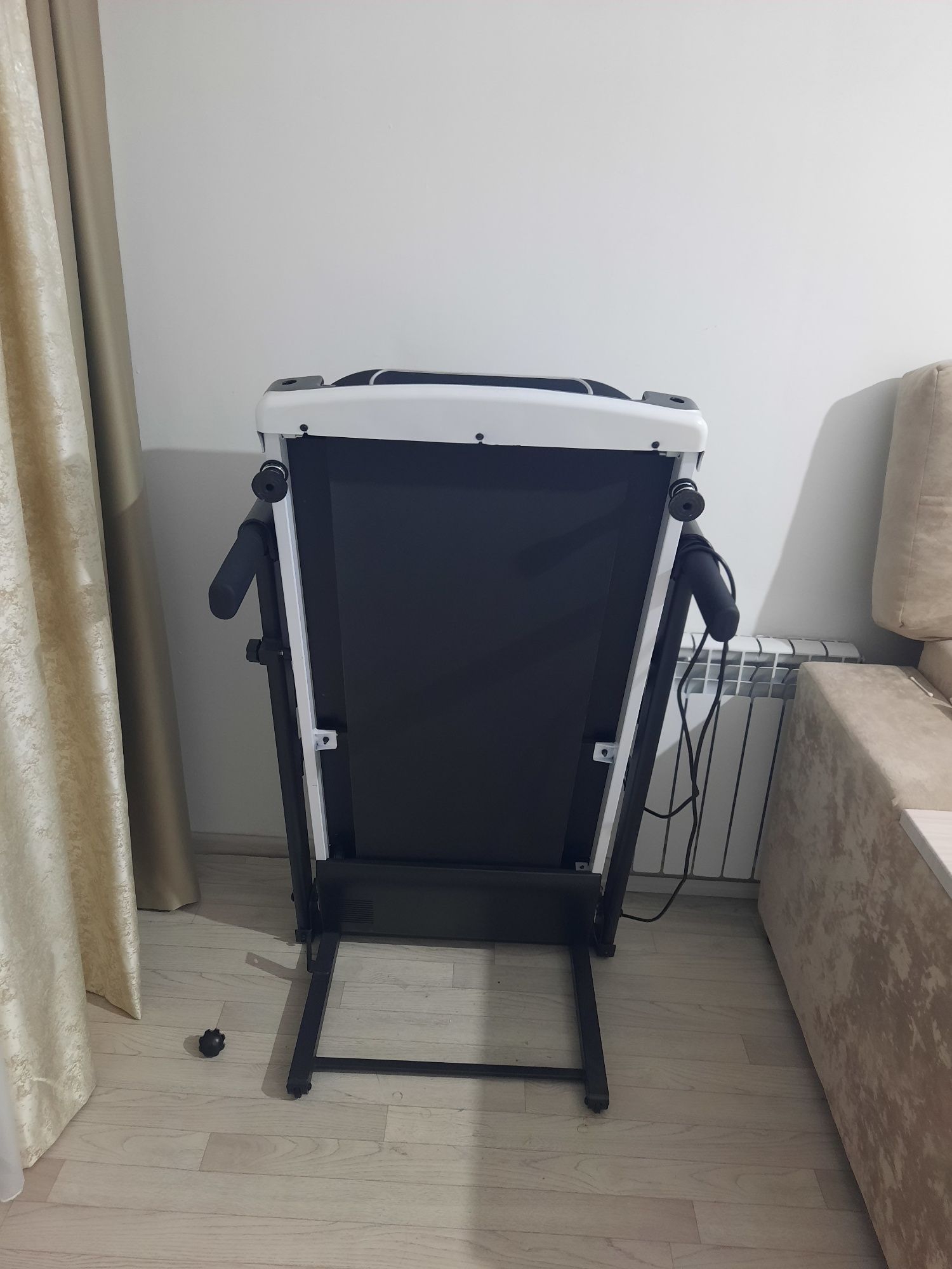 Продам беговую дорожку новую имеется,функция складывания