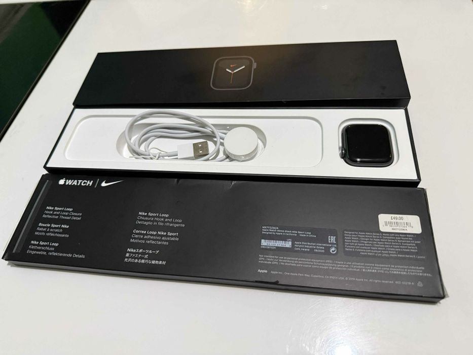 Apple Watch SE NIKE Edition. 40mm
с оригинална кутия и кабел.