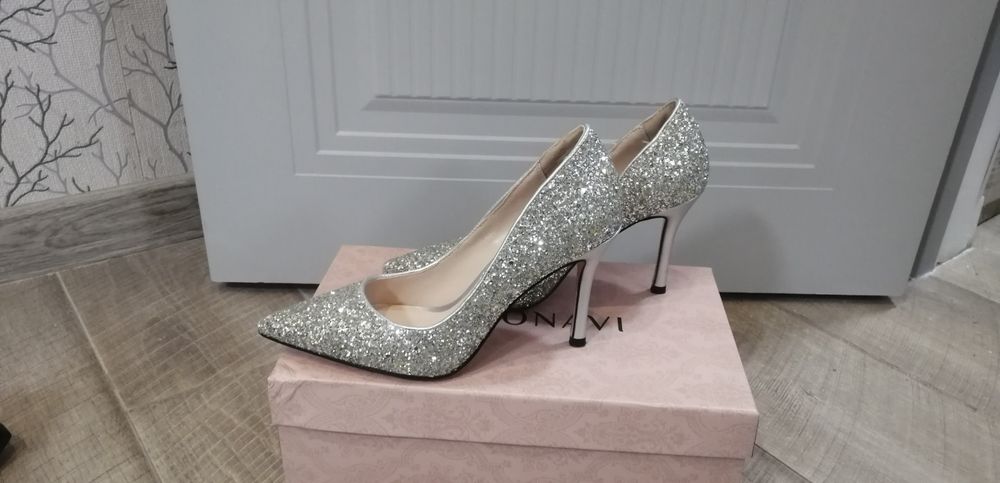 Туфли  усыпанные стразах