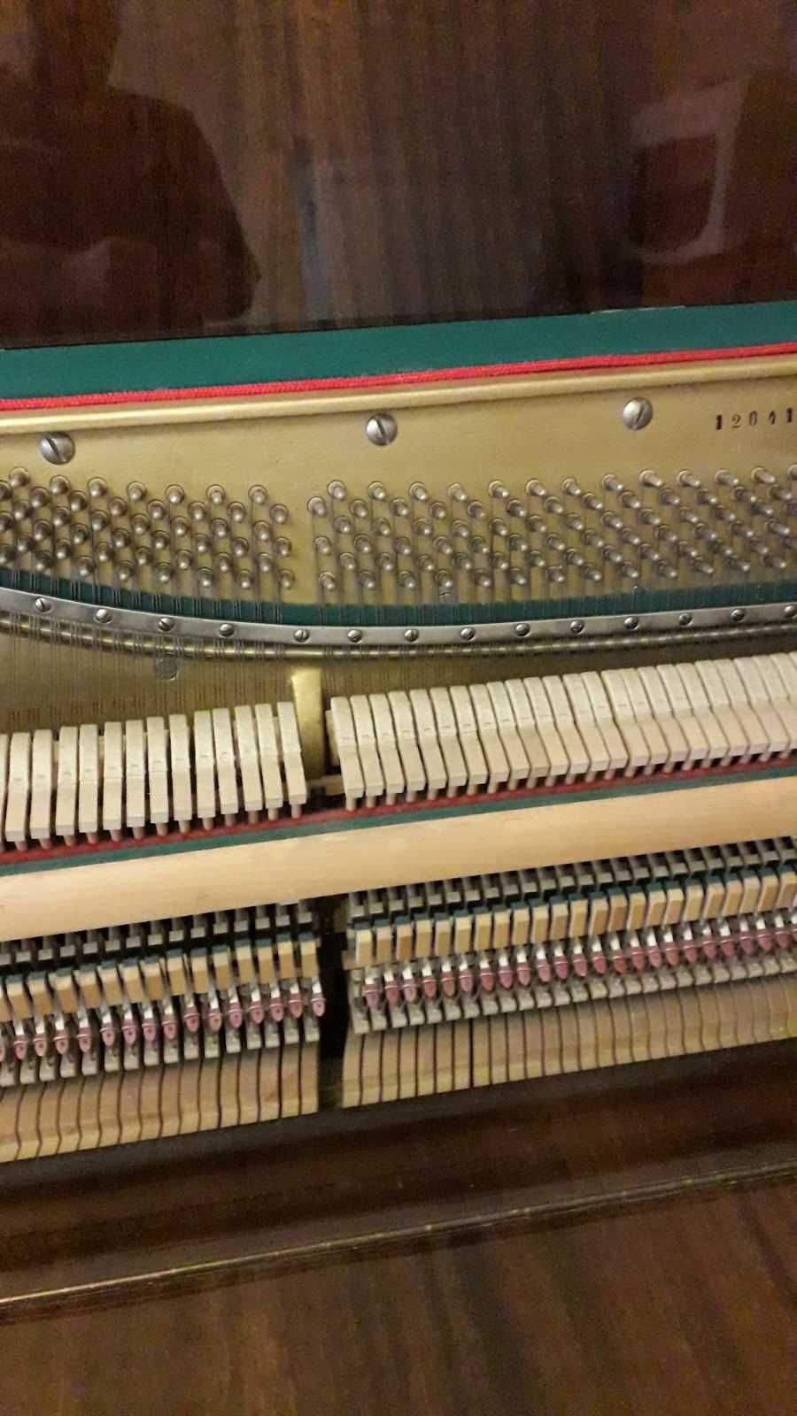 Продавам руско пиано "Лирика".От 1989год. не е пипнато. Като ново е.