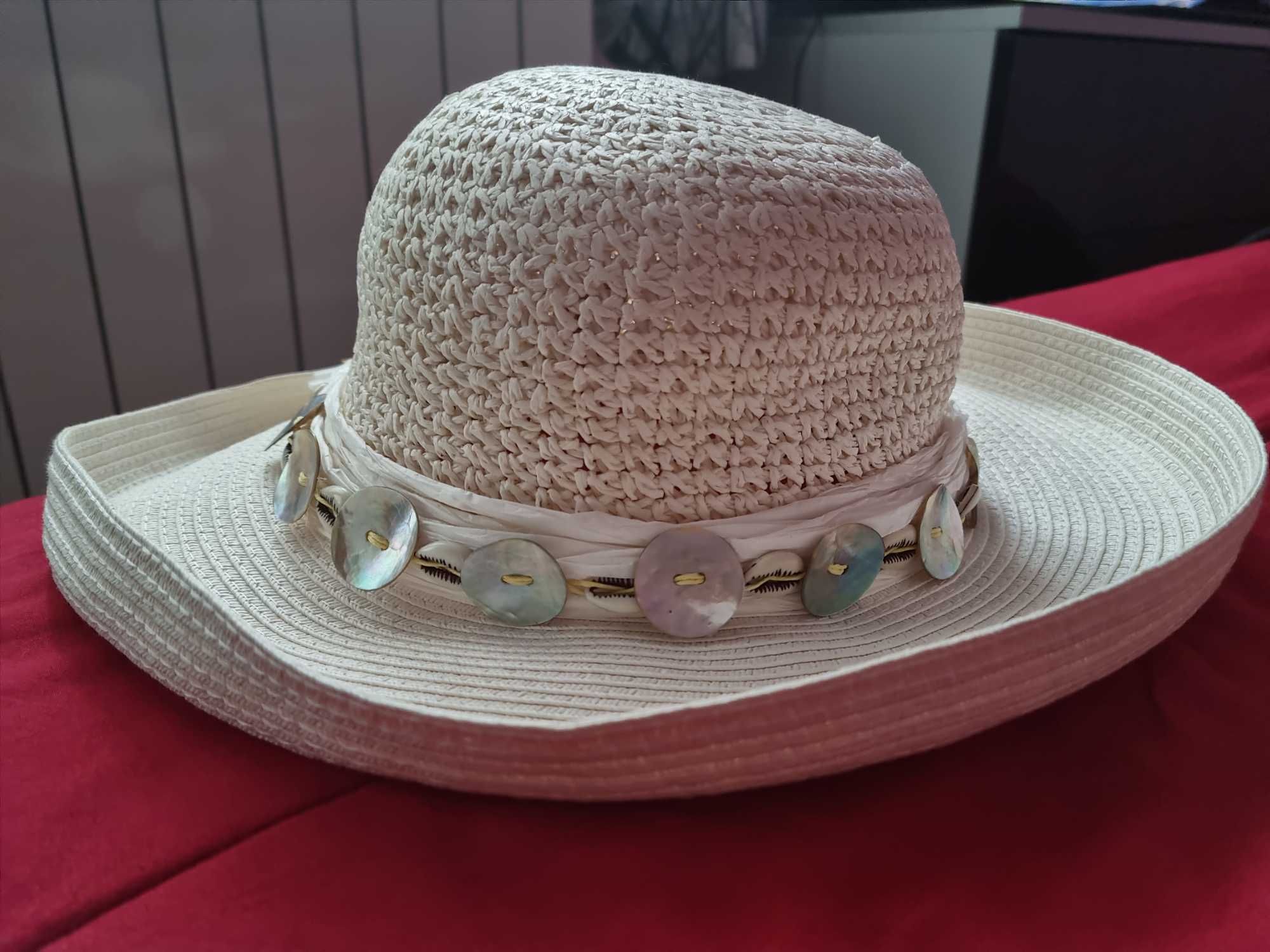 Плажна бяла шапка
