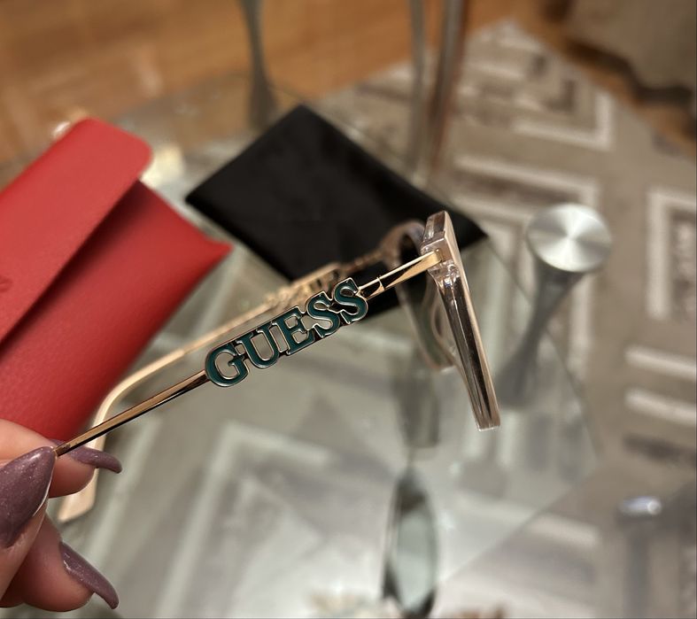 Слънчеви очила GUESS в бежово