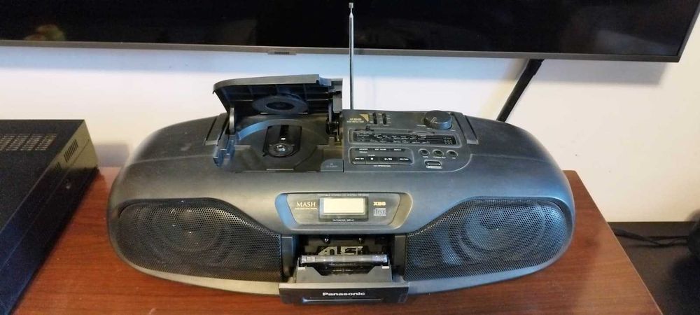 Casetofon panasonic cu CD plus 100 casete