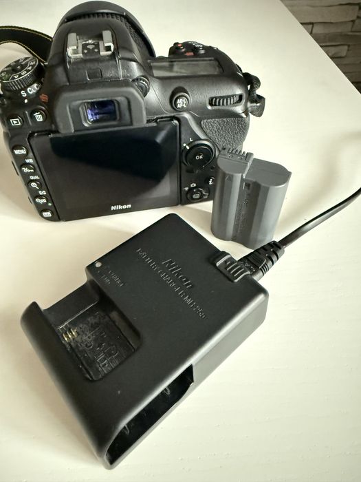 Vând Nikon D7500 + Obiectiv 18-140mm + Accesorii