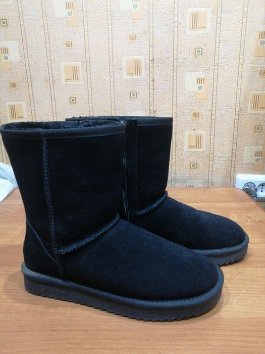Продам зимние сапоги уги.