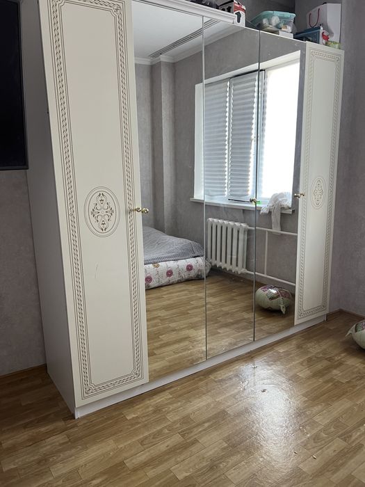 Продается шкаф большой белый