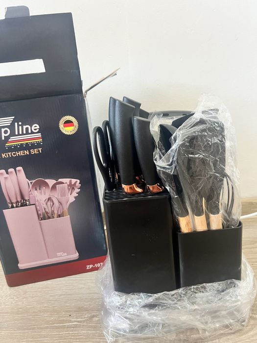 Set de bucătărie Set de cuțite și ustensile de bucătărie.