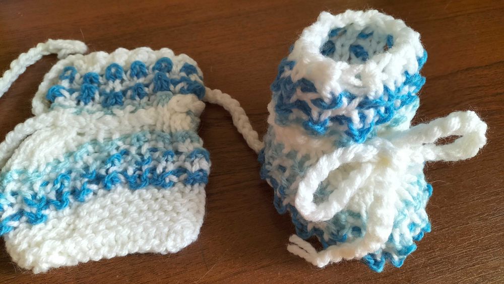 Продам детскую вязанную безрукавку и пинетки. Новая.