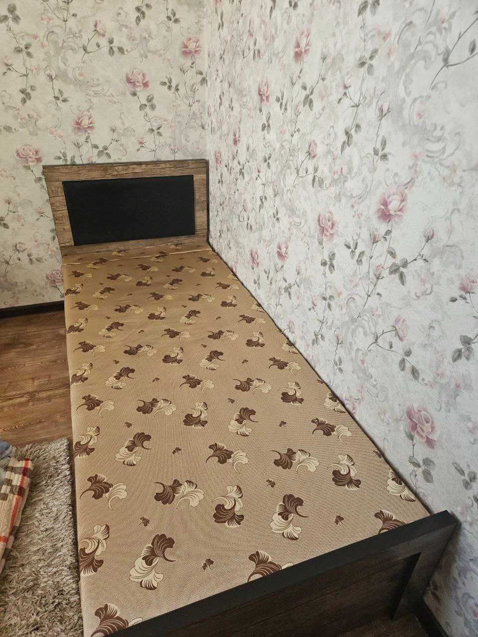 Кровать 1 спалка, в хорошем состоянии.