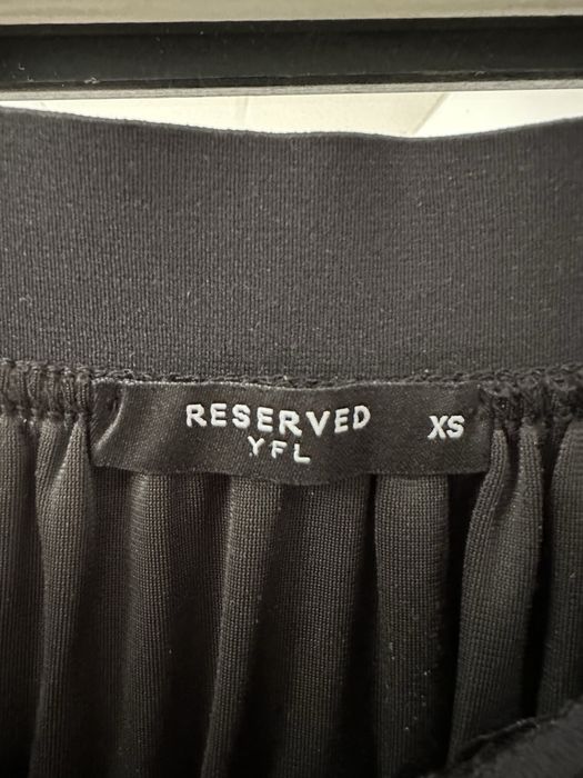 RESERVED официална пола в черен цвят- XS размер.