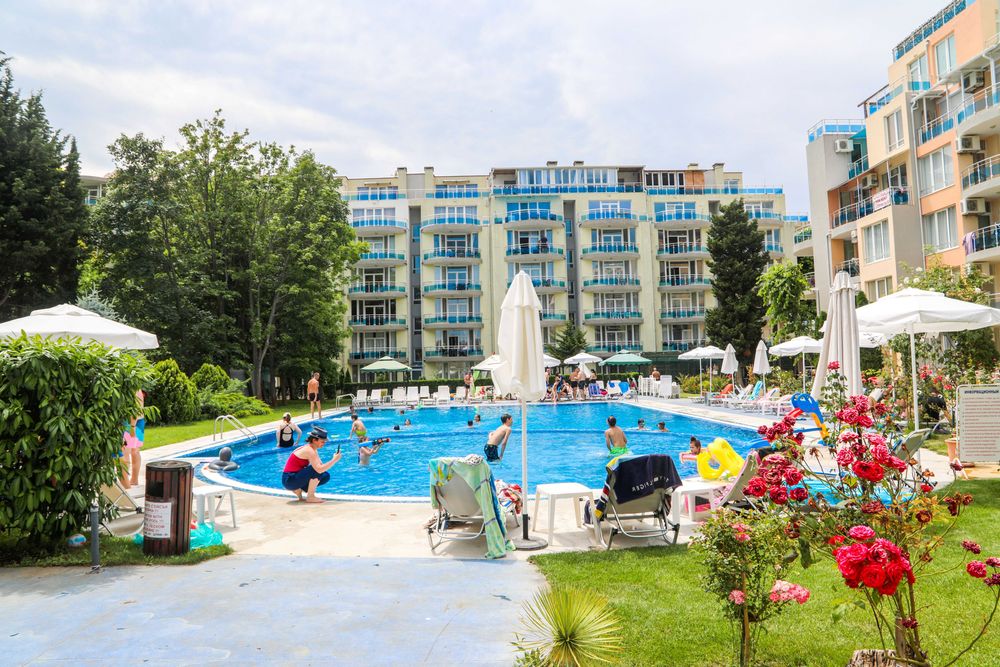 Под Наем тристаен апартамент на първа линия в Равда