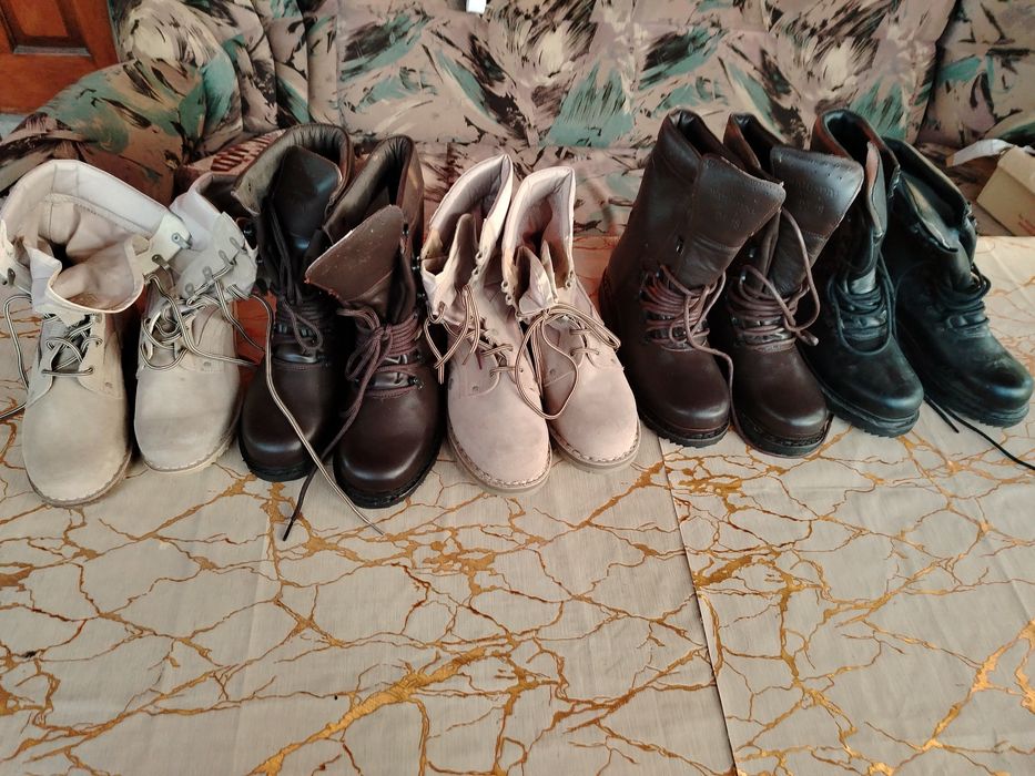 Vând bocanci militari