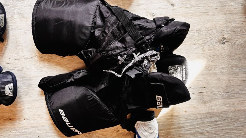 Vand costum complect  hockey folosit stare buna