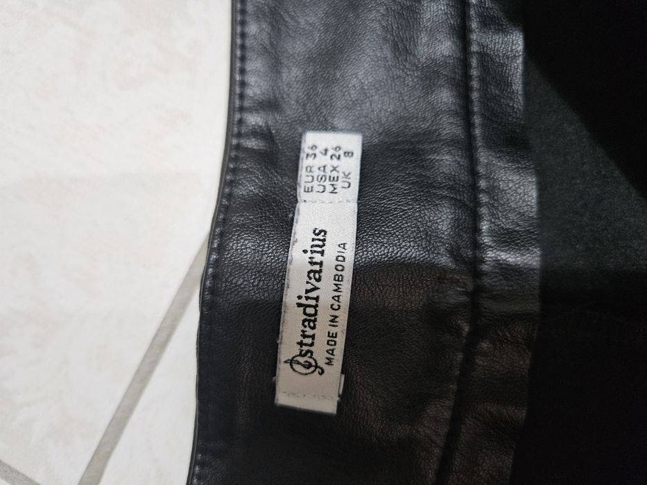 Pantaloni piele ecologica Stradivarius impecabili