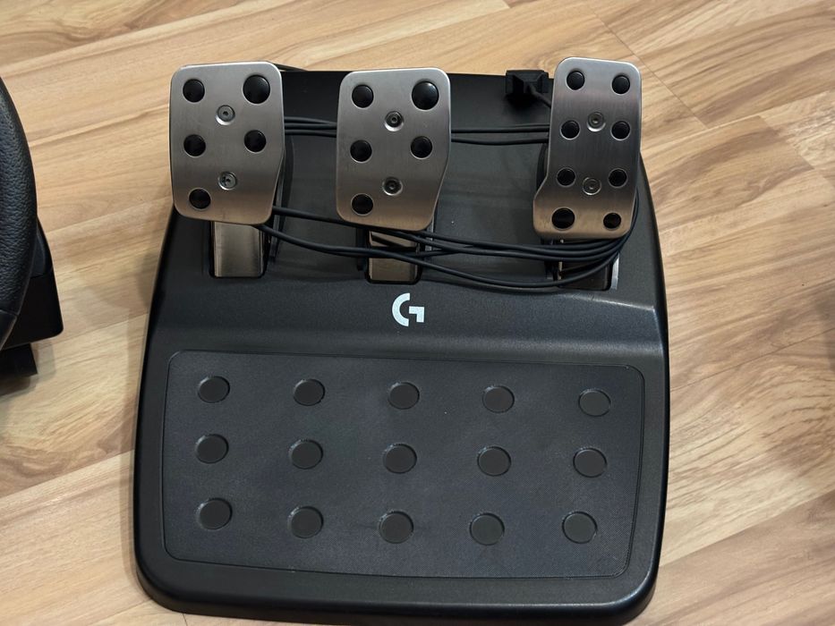 Волан и педали Logitech G923