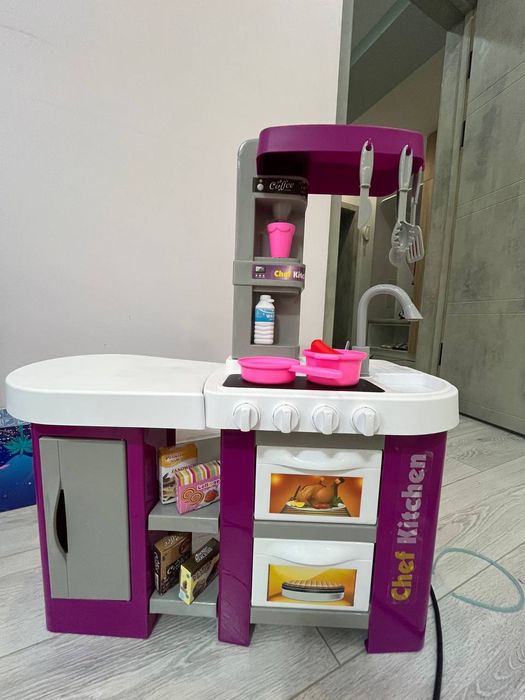 Продам детскую кухню , с принадлежностями .