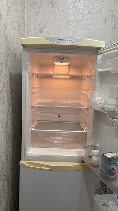 Холодильник LG .