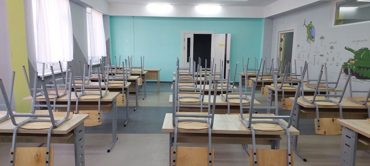 Парты  стули ...
