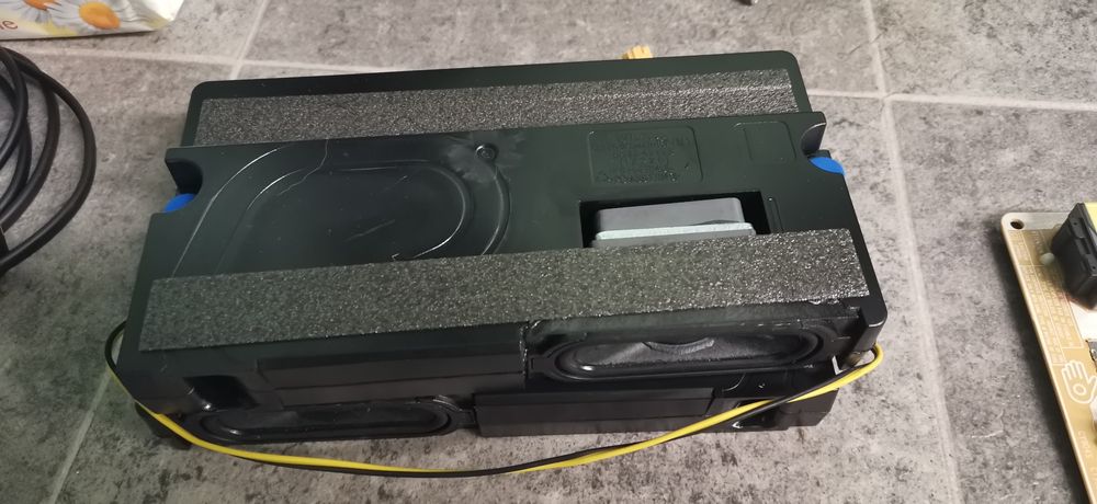 SAMSUNG UE50AU7172UXXH на части