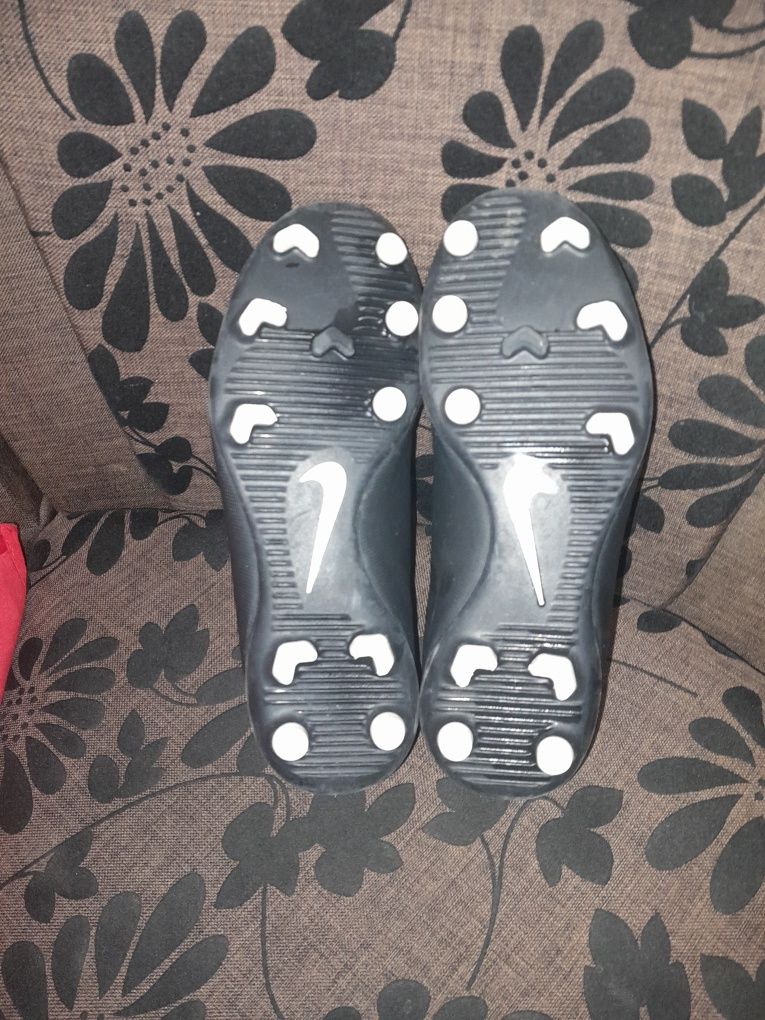Бутонки на Nike за мач