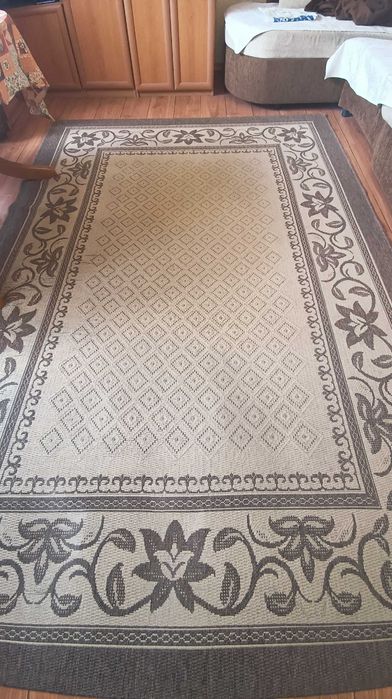 Продавам килим. Размер около 2.5-3.5 м.