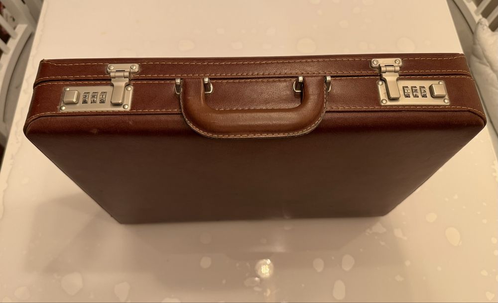 Vand geanta diplomat maro cu cifru