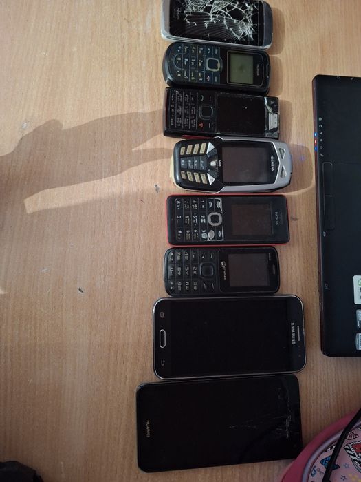 Отдам все за 2000 телефоны разные