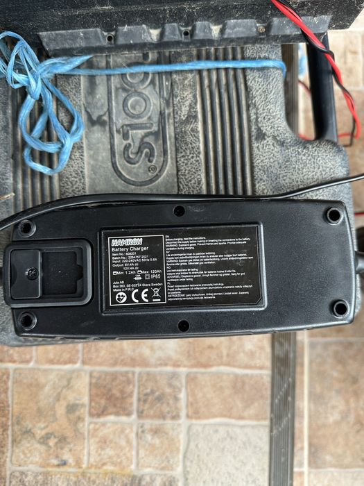 redresor baterii auto cu afișat:autoturism,camioane,motociclete