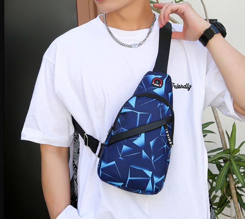 Borsetă de piept/spate/umăr. 4 buzunare. Waterproof. Încăpătoare.