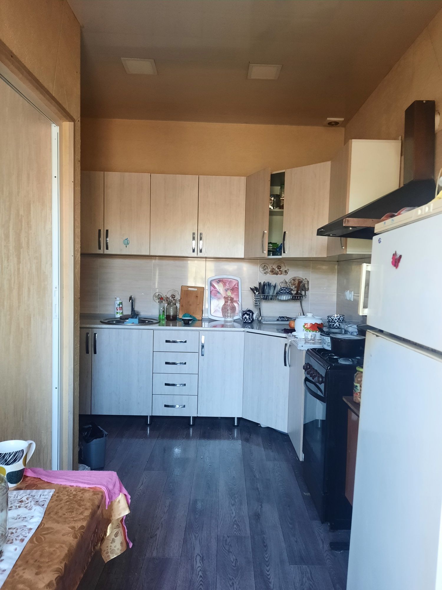 Hovli sotiladi 6 sotix,4 xona