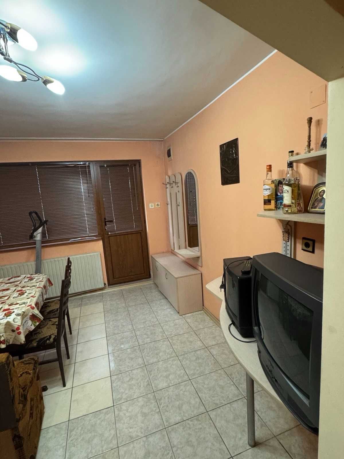 Продавам гарсониера с гараж