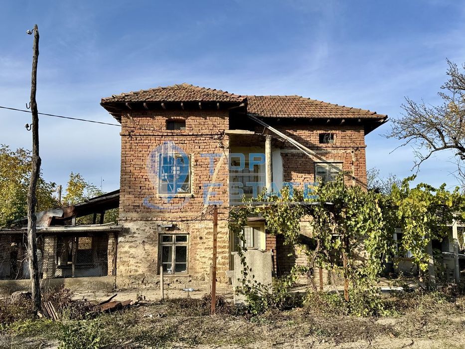 Двуетажна тухлена къща с кладенец в с. Михалци, област Велико Търново.