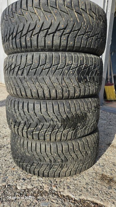 Продам зимнюю резину 215/45/17 размер