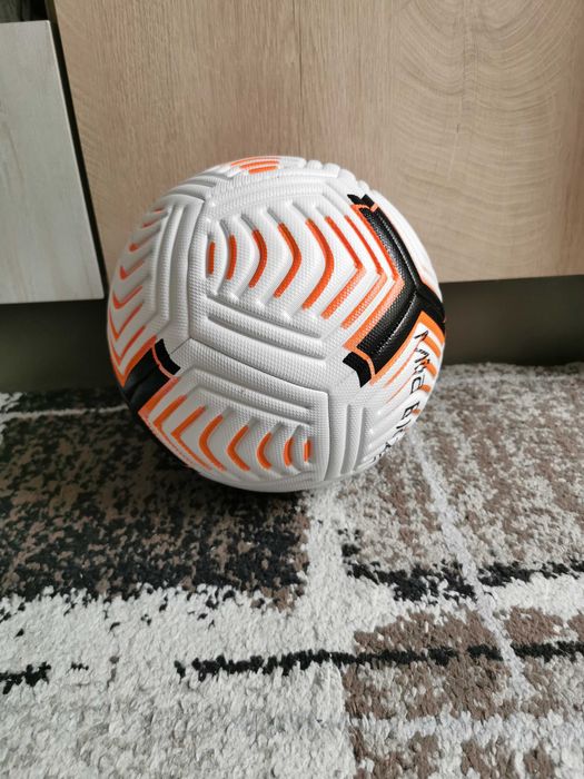 Футболна топка за тренировки и мачове. Чисто нова. Размер 5