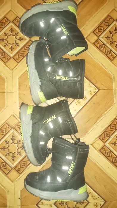 Продам детскую обувь 25 и 26 размеры очень тёплая и качественная